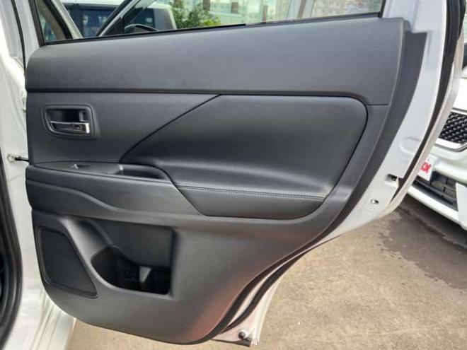 アウトランダーPHEV2.0 G プレミアムパッケージ 4WD　本革シート　ロックフォードプレミアムサウンドシステム　純正ナビ　フルセグTV　バックカメラ　クルーズコントロール　パドルシフト　衝突軽減システム　車線逸脱　AC100V　パワーバックドア　パワーシート 2000