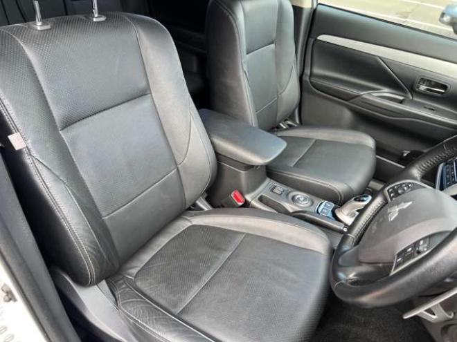 アウトランダーPHEV2.0 G プレミアムパッケージ 4WD　本革シート　ロックフォードプレミアムサウンドシステム　純正ナビ　フルセグTV　バックカメラ　クルーズコントロール　パドルシフト　衝突軽減システム　車線逸脱　AC100V　パワーバックドア　パワーシート 2000