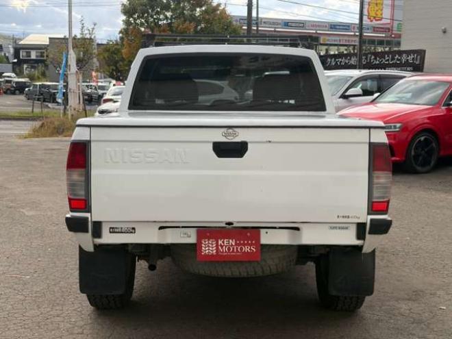 ダットサン2.4 AXリミテッド ダブルキャブ 4WD　ハードトノカバー　車検9年6　オートマ 2400
