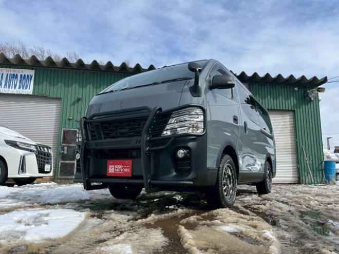 キャラバンNV350 2.5 プレミアムGX ロングボディ ディーゼルターボ 4WD　ABS　衝突軽減ブレーキ　横滑防止装置　盗難防止装置　エアコン　パワステ　パワーウィンドウ　キーレス　片側スライドドア　フォグランプ　ETC　エアバッグ　オリジナル全塗装アンビルグレー　フロントグリル 2500