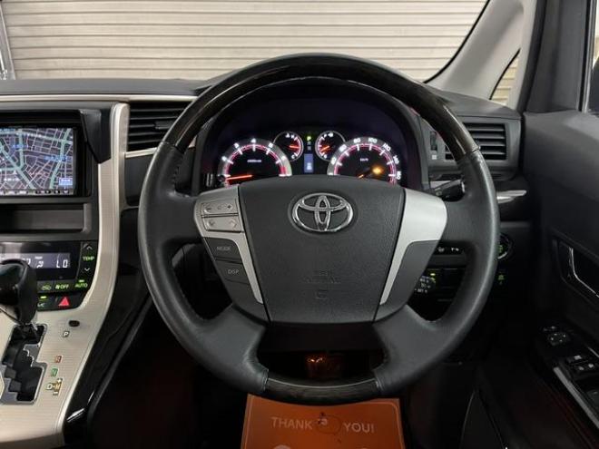 ヴェルファイア２．４Ｚ　ゴールデンアイズII　本州仕入　ワンオーナー　最終後期型　禁煙車　純正ブラックハーフレザーシート　ストラーダナビ　地デジ　ＤＶＤ再生　Ｂｌｕｅｔｏｏｔｈ　リアフリップダウンモニター　両側パワースライドドア　パワーバックドア 4WD 2400 5Dr