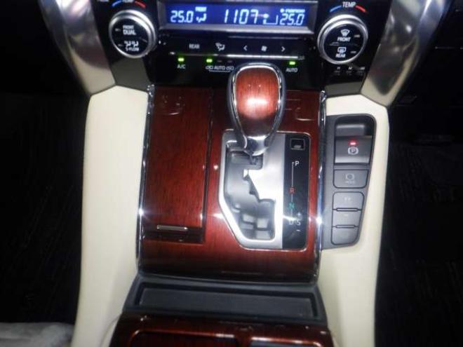 ヴェルファイアハイブリッド 2.5 V E-Four 4WD　本州仕入・ナビ・TV・B/T・フロントカメラ・バックカメラ・両側電動・ハーフレザーシート・LEDヘッドライト・メモリー付き電動シート・スマートキー・プッシュスタート・クルコン・クリアランスソナー・ETC 2500