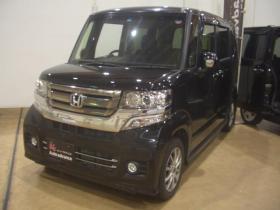 N-BOX　カスタム Ｇ・Ｌパッケージ ４ＷＤ 後期モデル シートヒーター 後部シートスライドタイプ 電動スライドドア Ｗシートヒーター ＥＴＣ ＨＩＤ エコアイドル スマートキー ベンチシート ＣＶＴ 盗難防止システム ＡＢＳ ＥＳＣ（北海道） 4WD 660 5Dr
