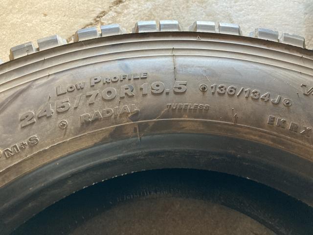 BS W900 245/70R19.5 136/134J 2本