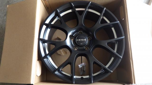 展示未使用品 MID TW027 for TESLA 18x8J　ET33 114.3-5H ４本セット　070512