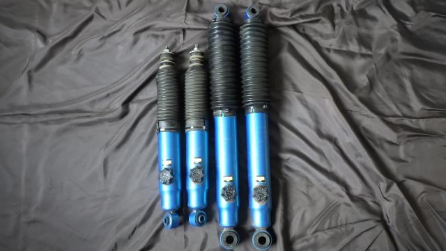 中古ハイエース200系（４WD）CUSCO(クスコ）減衰１４段調整ショックアブソーバー　１台分セット