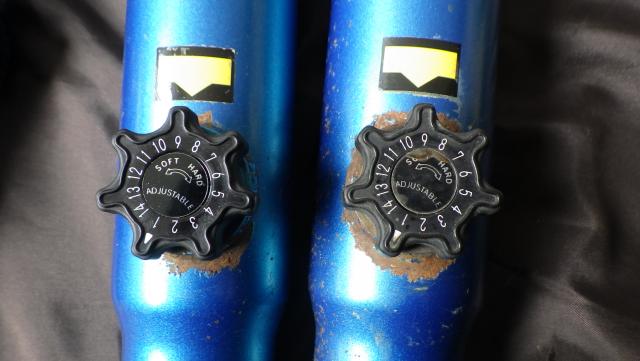 中古ハイエース200系（４WD）CUSCO(クスコ）減衰１４段調整ショックアブソーバー　１台分セット