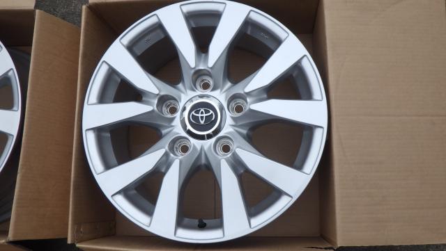 トヨタ ランドクルーザー200 後期（ランクル200） 純正 18x8J ET56 150-5H ハブ110mm 080330