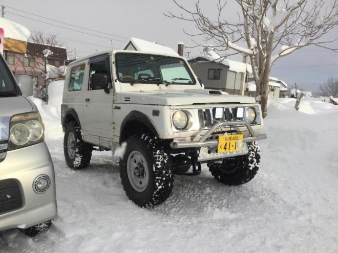 ジムニーすぐに乗れる！リフトアップ公認ジムニー！車検満タン付き！メッキグリル　新品ダイナモ　大系スパイクタイヤ　前後社外バンパー！サビ少ない 4WD 660