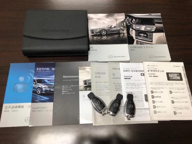 ベンツＳＬ３５０　ブルーエフィシェンシー　ＡＭＧスポーツＰＫＧ　レーダーセーフティＰＫＧ　本州仕入　ワンオーナー　禁煙車　パークトロニック　ディストロニックプラス　ブラインドスポット　マジックビジョンルーフ　ＡＢＣ（アクティブボディコントロール）　電動オープン　ブラックレザーシート　トランクスポイラー　パワートランク　エアスカーフ　シートヒーター　ドラレコ 3500 2Dr