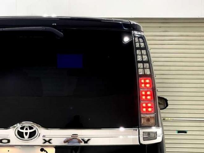 ヴォクシー2.0 X 4WD　電動スライドドア　HID　後席モニター 2000