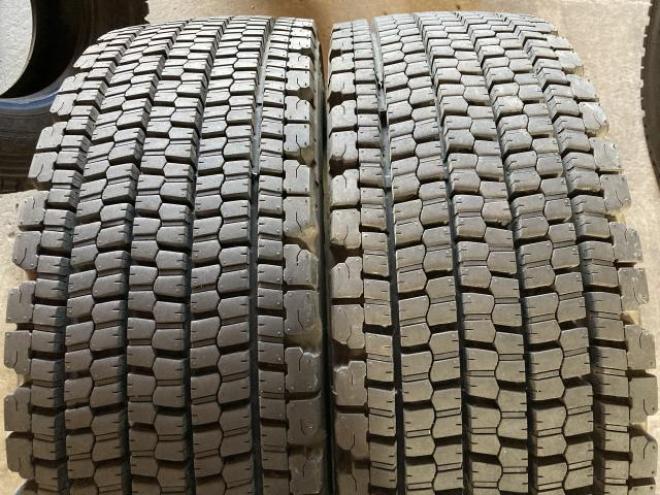 BS W900 245/70R19.5 136/134J 2本